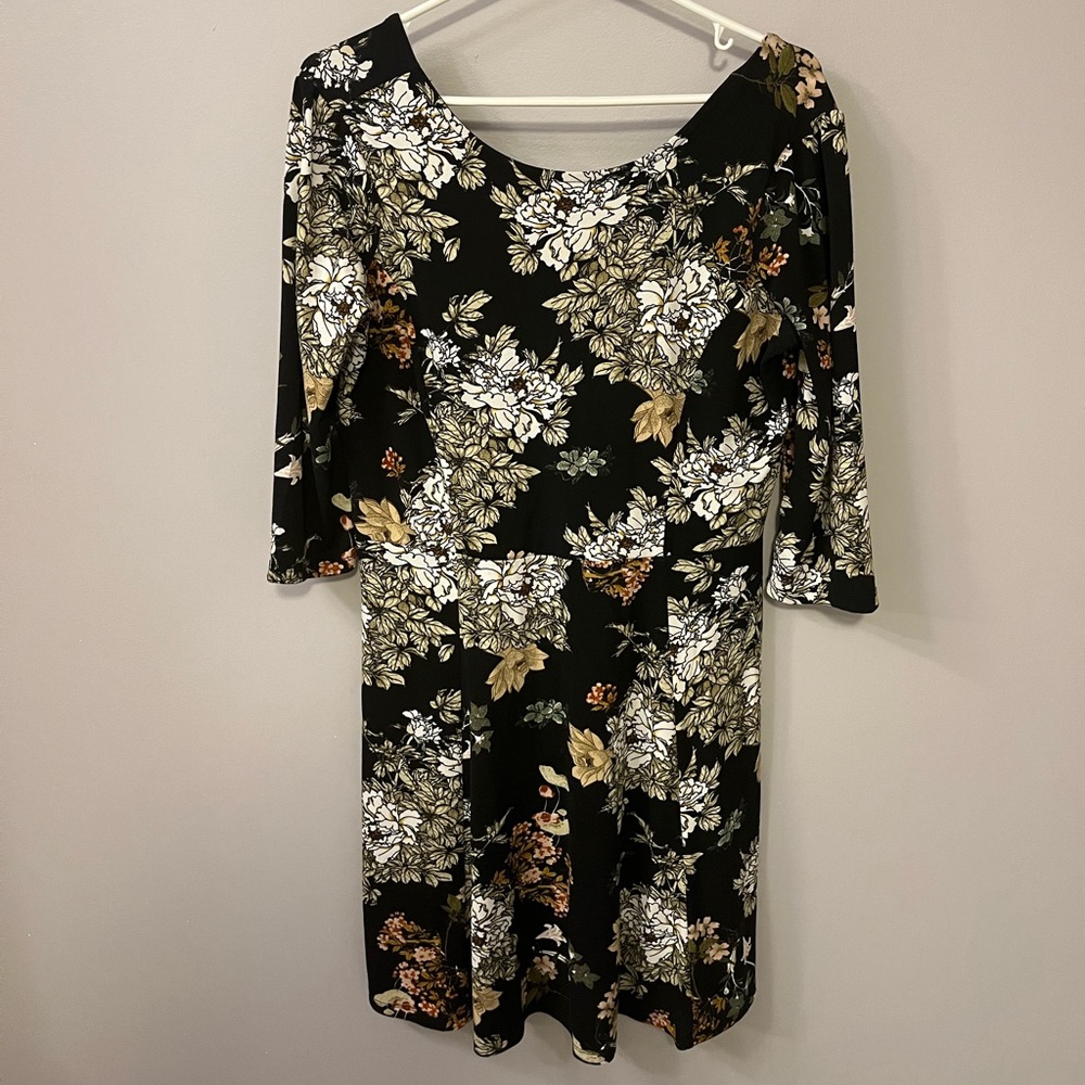 Open back Chrysanthemum patterned dress - Picture 2 of 3